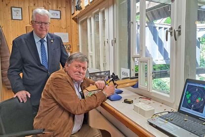 Beim 14-tägigen Treffen auf dem Schießstand hat sich Mitglied Lothar Eisenberg (sitzend) für das Schützenfest schon mal eingeschossen. Ältermann Wolfgang Schneider freut sich auf das kommende Wochenende.