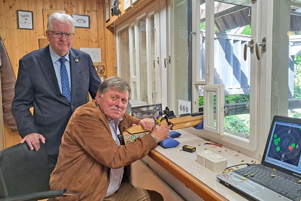 Beim 14-tägigen Treffen auf dem Schießstand hat sich Mitglied Lothar Eisenberg (sitzend) für das Schützenfest schon mal eingeschossen. Ältermann Wolfgang Schneider freut sich auf das kommende Wochenende.