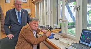 Beim 14-tägigen Treffen auf dem Schießstand hat sich Mitglied Lothar Eisenberg (sitzend) für das Schützenfest schon mal eingeschossen. Ältermann Wolfgang Schneider freut sich auf das kommende Wochenende.