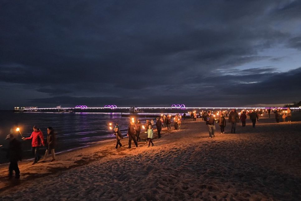 Im warmen Fackelschein am Ostseestrand.