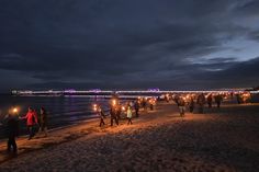 Im warmen Fackelschein am Ostseestrand.