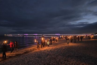 Im warmen Fackelschein am Ostseestrand.