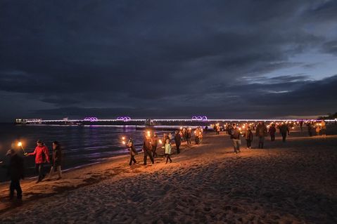 Im warmen Fackelschein am Ostseestrand.