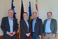 Nils Hollerbach (Fachbereichsleitung Bau, Planung und Umwelt Kreis Ostholstein), Bürgermeisterin Marie-Louise Brehm Nielsen, Landrat Timo Gaarz, Stig Rømer Winther (Geschäftsführer Fehmern Belt Development) (v. lks.).