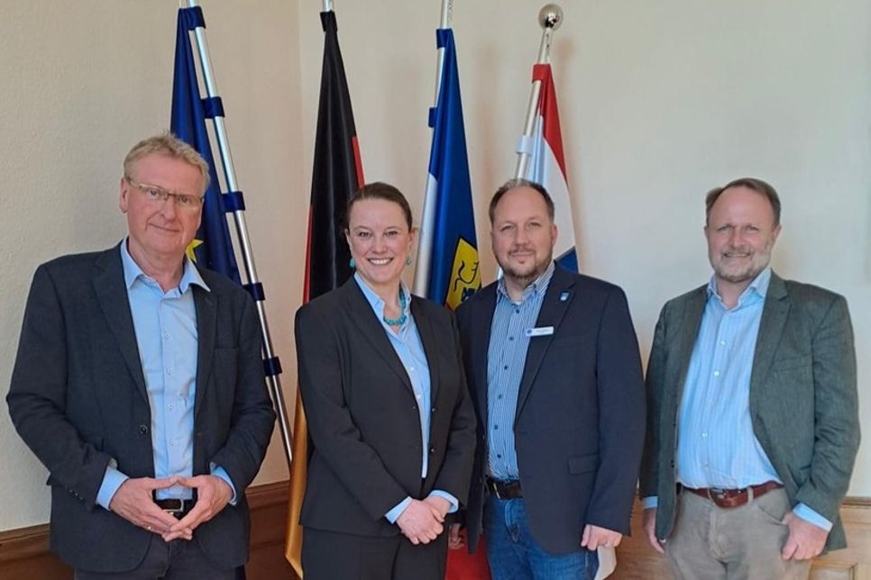 Nils Hollerbach (Fachbereichsleitung Bau, Planung und Umwelt Kreis Ostholstein), Bürgermeisterin Marie-Louise Brehm Nielsen, Landrat Timo Gaarz, Stig Rømer Winther (Geschäftsführer Fehmern Belt Development) (v. lks.).