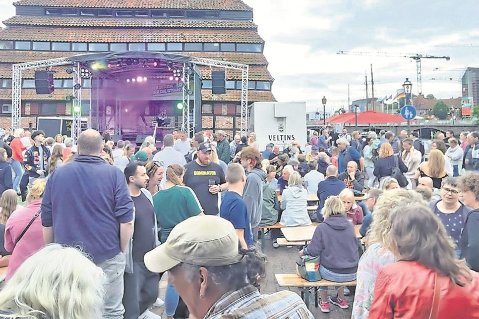 Rund um die Bühne am Pagodenspeicher herrschte im vergangenen Jahr beste Stimmung mit vielen gut gelaunten Besucherinnen und Besuchern.