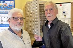 Haben den Sparkasten immer montags geleert: Christian Heindorf (li.) und Rudolf Schmidtke wissen, noch nicht, ob die „Spardose“ mit umziehen kann.