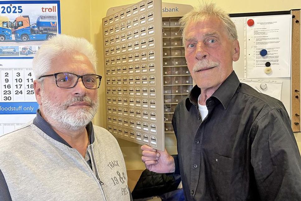 Haben den Sparkasten immer montags geleert: Christian Heindorf (li.) und Rudolf Schmidtke wissen, noch nicht, ob die „Spardose“ mit umziehen kann.