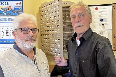 Haben den Sparkasten immer montags geleert: Christian Heindorf (li.) und Rudolf Schmidtke wissen, noch nicht, ob die „Spardose“ mit umziehen kann.