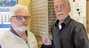Haben den Sparkasten immer montags geleert: Christian Heindorf (li.) und Rudolf Schmidtke wissen, noch nicht, ob die „Spardose“ mit umziehen kann.