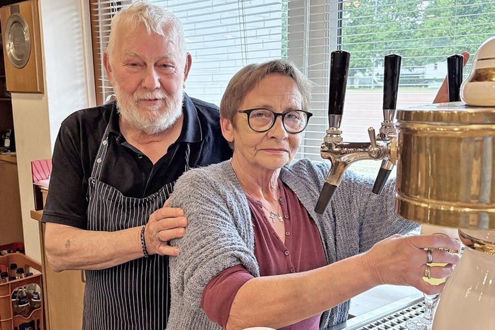 Haben das letzte Bier im PTSV-Sportheim gezapft: das Gastwirtsehepaar Gerhard und Andrea van Heck.