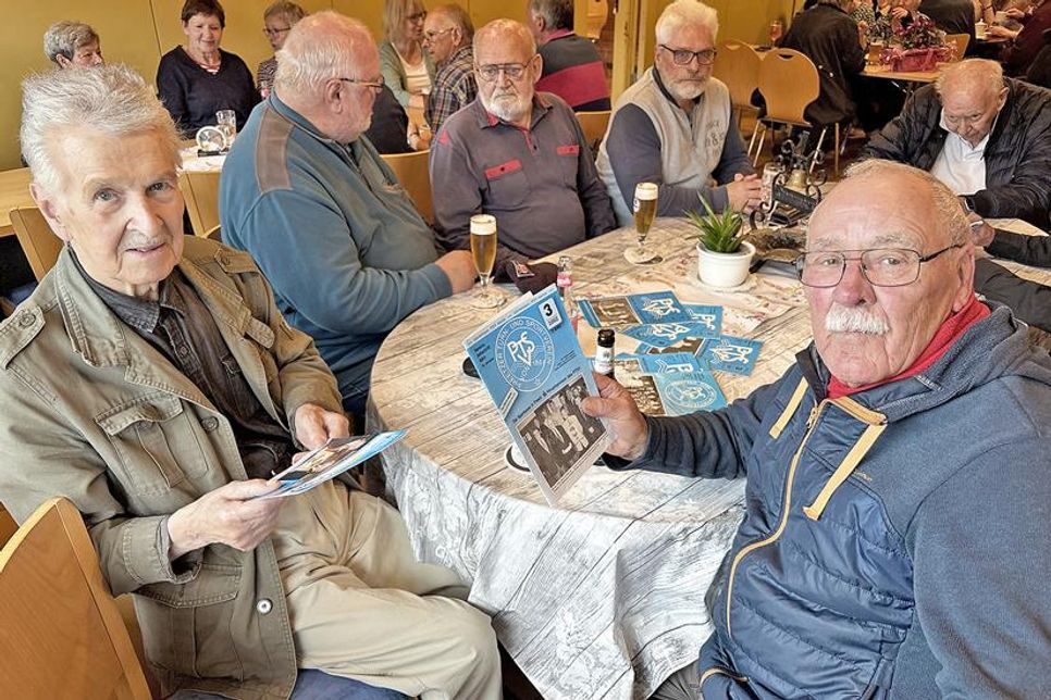 Die PTSV-Urgesteine Walter Kohrt (links) und Rüdiger Sichting schwelgen am Stammtisch in Erinnerungen.