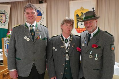 Gratulierten dem neuen König Ronny Nestler (re.) als erste: 1. Ältermann Bernd Meisburger und die Vorjahreskönigin und Lebensgefährtin des neuen Königs Daniela Nagel.