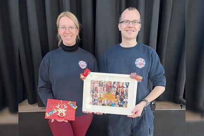 ... und ihren Ausbildern Geli und David Siegmund unter anderem einen selbstgestalteten Adventskalender überreicht.