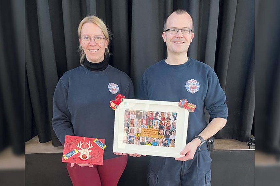 ... und ihren Ausbildern Geli und David Siegmund unter anderem einen selbstgestalteten Adventskalender überreicht.