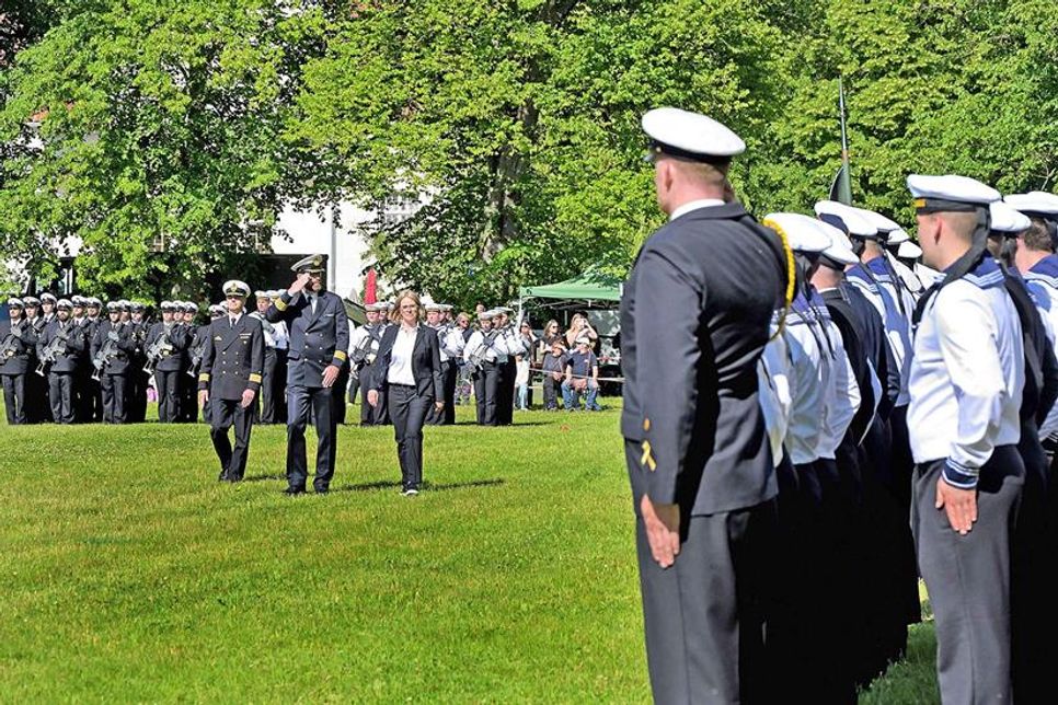 Zu Beginn der Gelöbnisfeier schritten der Kommandeur der Marineunteroffiziersschule Plön, Kapitän zur See Edgar Behrends, und die Plöner Bürgermeisterin Mira Radünzel-Schneider die Front der angetretenen Soldaten ab.
