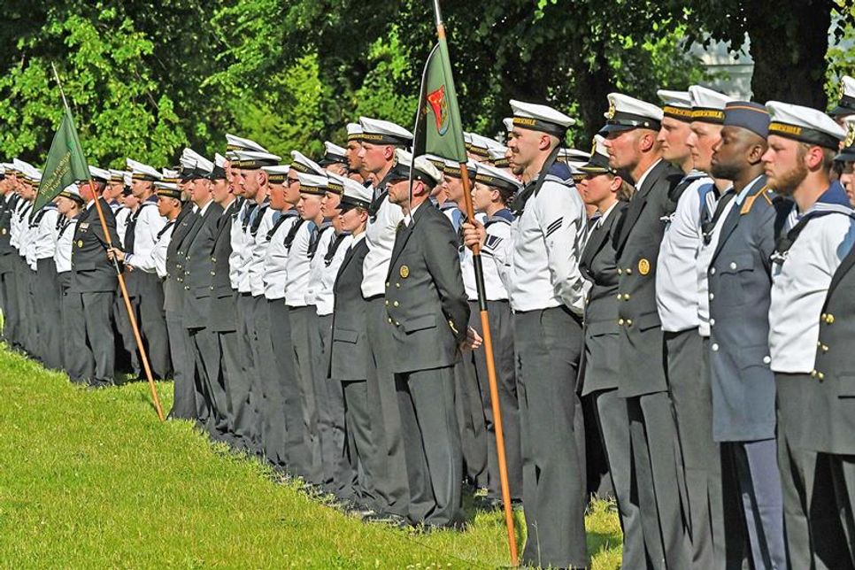 Die Inspektionen der Marineunteroffiziersschule sind in Reih und Glied angetreten.