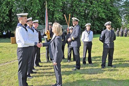 Der Kommandeur der Marineunteroffiziersschule Plön, Kapitän zur See Edgar Behrends, und die Plöner Bürgermeisterin Mira Radünzel-Schneider, gratulierten den Soldaten nach der offiziellen Vereidigung.