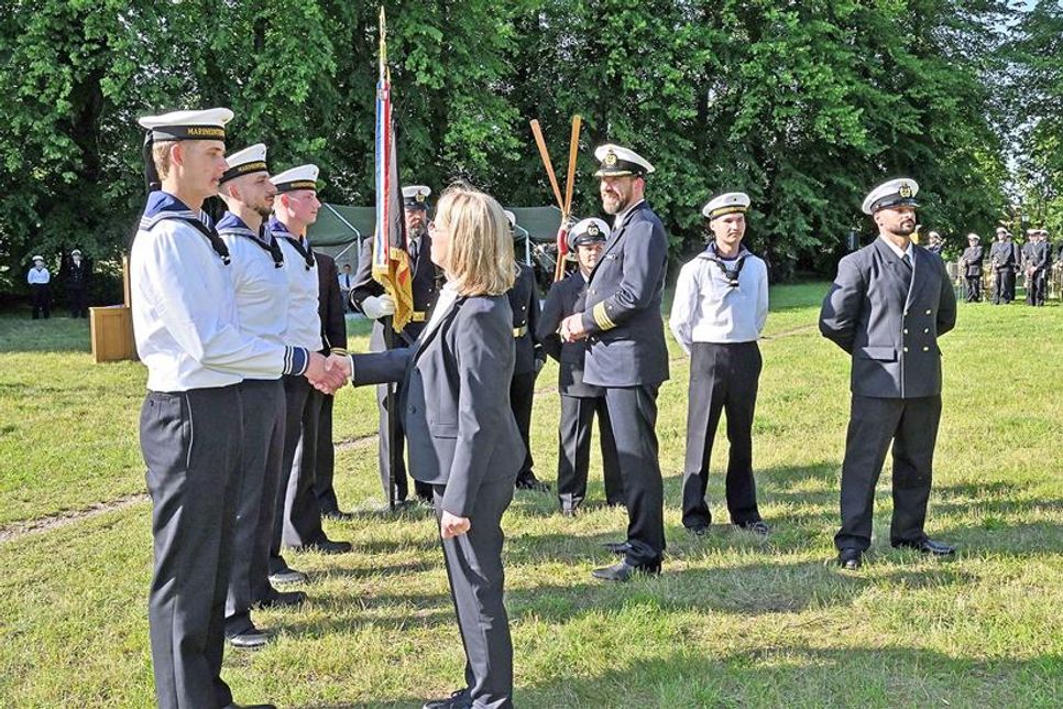 Der Kommandeur der Marineunteroffiziersschule Plön, Kapitän zur See Edgar Behrends, und die Plöner Bürgermeisterin Mira Radünzel-Schneider, gratulierten den Soldaten nach der offiziellen Vereidigung.