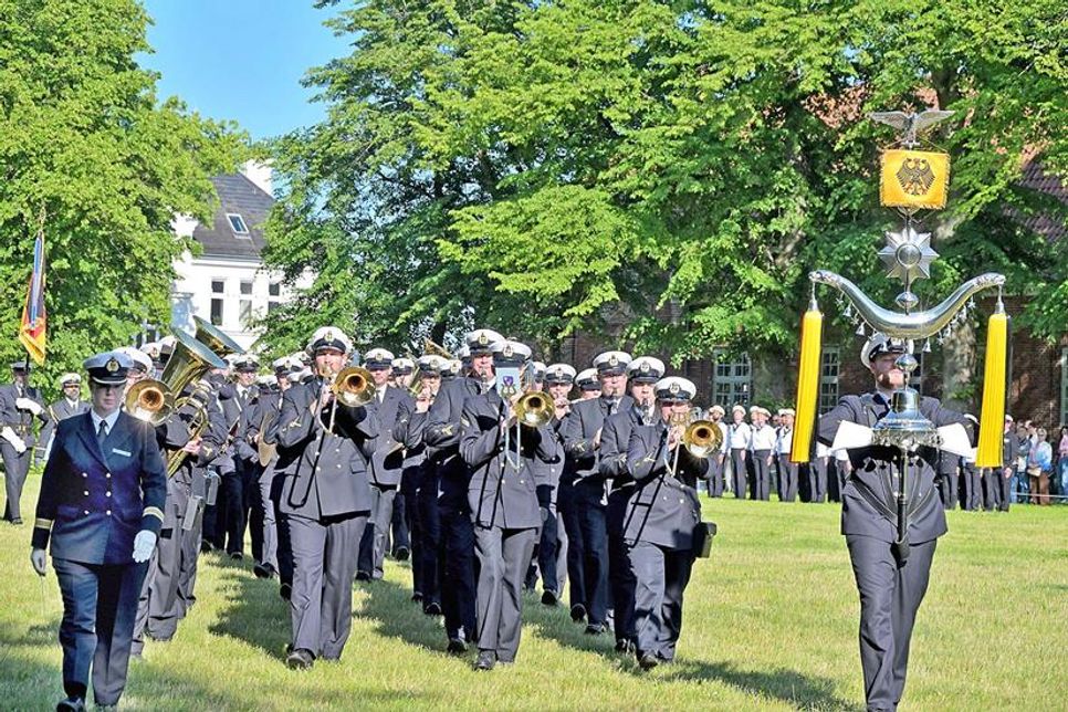 Das Marinemusikkorps Kiel unter der Leitung Inga Hilsberg gestaltete bei der öffentlichen Vereidigung in Plön den musikalischen Rahmen.