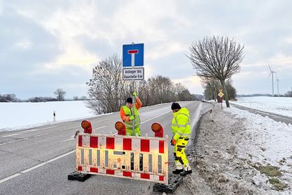 Am Montagmorgen um 8 Uhr stellten Mitarbeiter des Landesbetriebe die Absperrung auf – hier am Trenter Berg.
