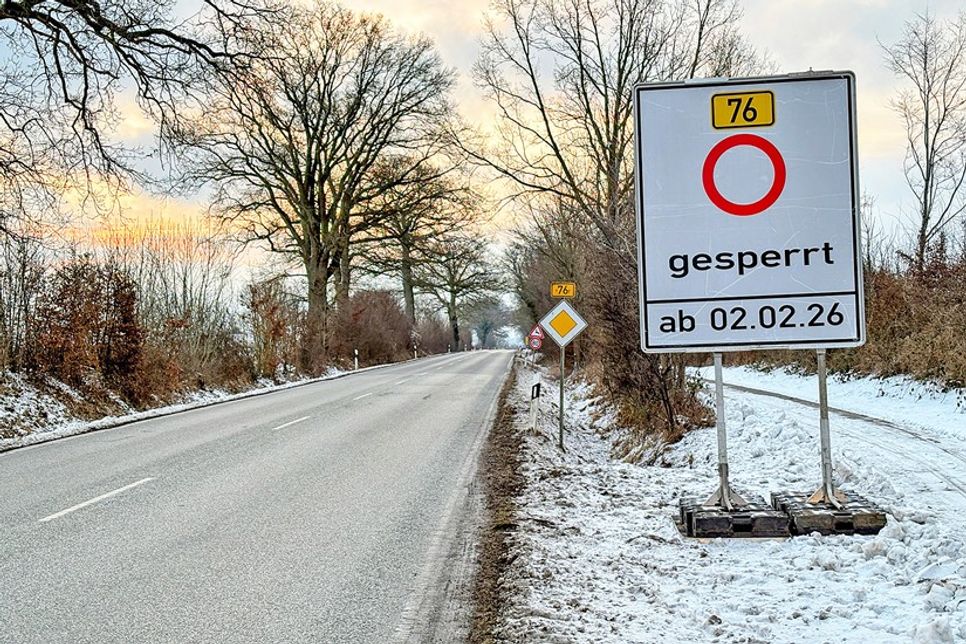 Am Montagmorgen um 8 Uhr stellten Mitarbeiter des Landesbetriebe die Absperrung auf – hier am Trenter Berg.