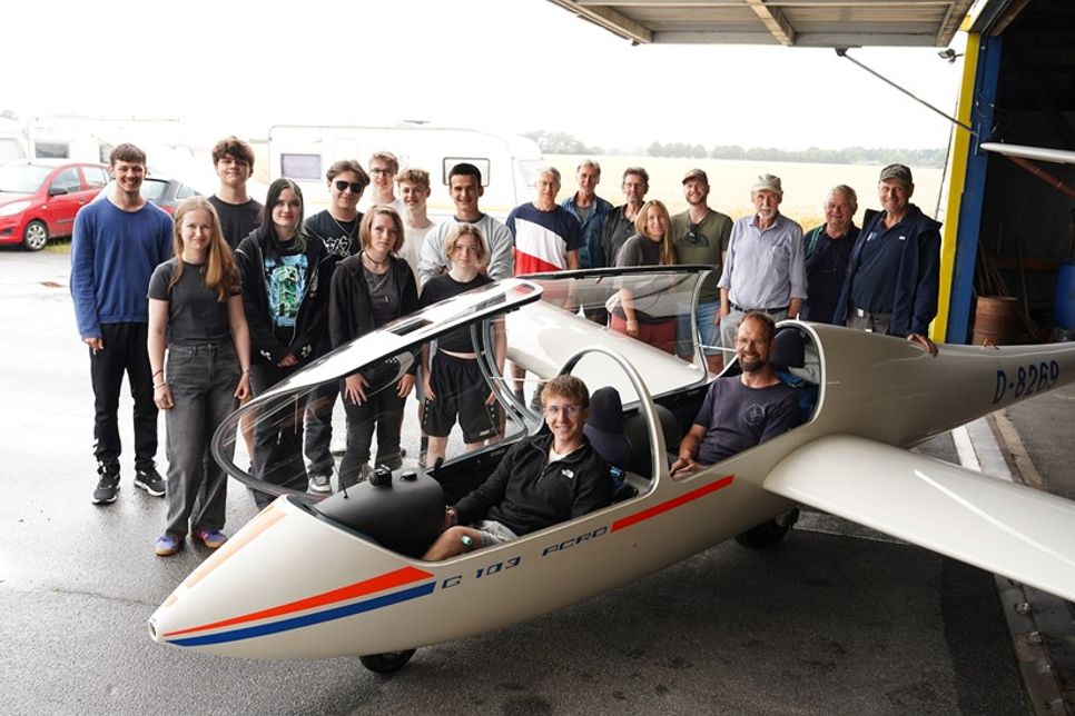 Die Schülerinnen und Schüler verbrachten drei Tage auf dem Flugplatz Grube, wo sie von Mitgliedern des LSC Condor in Theorie und Praxis des Segelflugs eingeführt wurden.