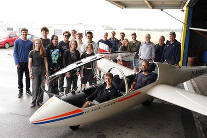 Die Schülerinnen und Schüler verbrachten drei Tage auf dem Flugplatz Grube, wo sie von Mitgliedern des LSC Condor in Theorie und Praxis des Segelflugs eingeführt wurden.