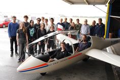 Die Schülerinnen und Schüler verbrachten drei Tage auf dem Flugplatz Grube, wo sie von Mitgliedern des LSC Condor in Theorie und Praxis des Segelflugs eingeführt wurden.
