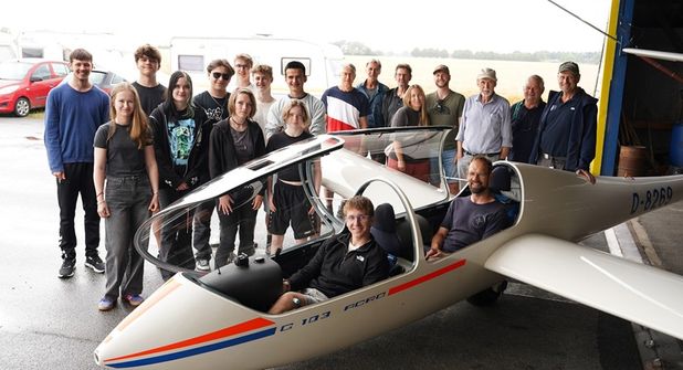 Die Schülerinnen und Schüler verbrachten drei Tage auf dem Flugplatz Grube, wo sie von Mitgliedern des LSC Condor in Theorie und Praxis des Segelflugs eingeführt wurden.