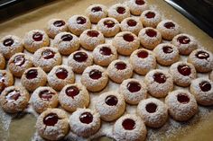 Die Engelsaugen zum Schluss vollständig abkühlen lassen, damit die Marmelade fest wird.