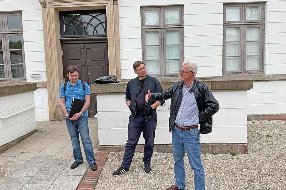 Prof. Dr. Oskar Mittag (re.), Sebastian Sakautzki (Mitte) und Jakob Sperrle (li.) sind die Initiatoren des Projekts „Stadtrundgang durch Eutin im Nationalsozialismus“