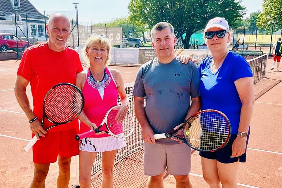 Tasso Schlosser und Kathy Süß mit den Siegern im Mixed Stefan Kuß und Kiki Bordasch (v. lks.).