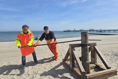 Tourismusleiter Raymond Kiesbye (lks.) und Fischer Peter Path an der Kurbel der Bootswinde.