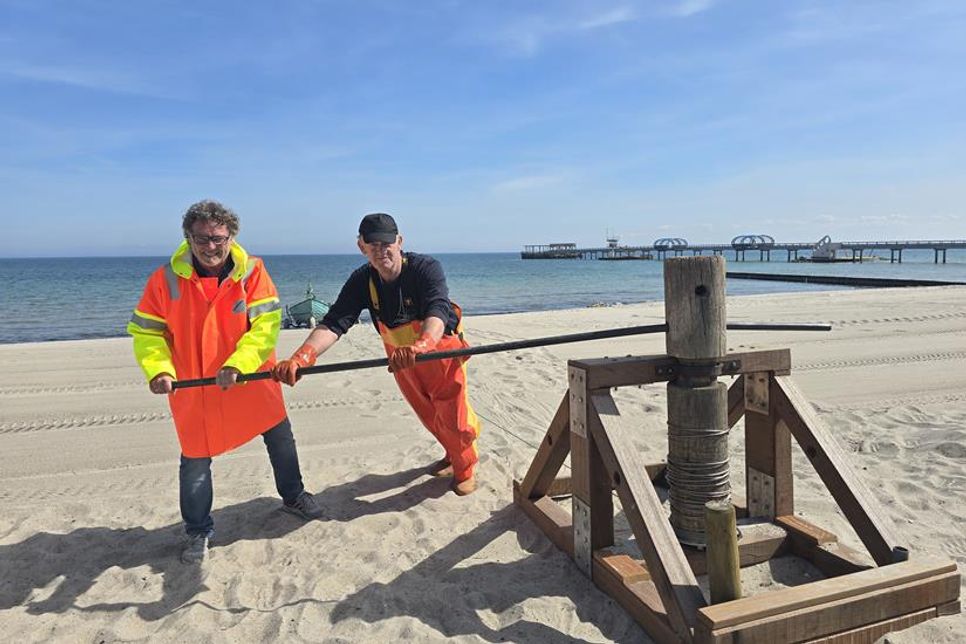 Tourismusleiter Raymond Kiesbye (lks.) und Fischer Peter Path an der Kurbel der Bootswinde.