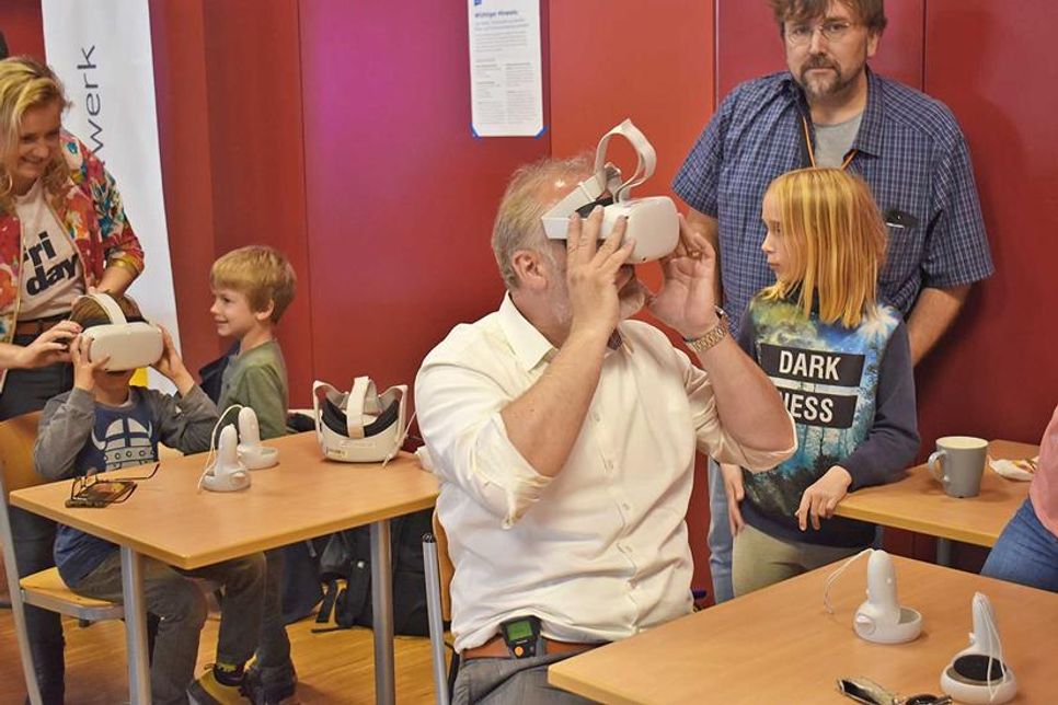 Die Besucher des Digitalfestivals probierten auch den Umgang mit modernen VR-Brillen.