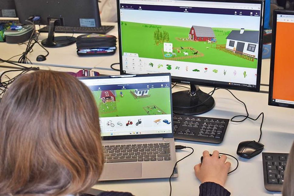 Die Schülerinnen und Schüler der Klasse 6b erschufen im mobilen Futurium Bauernhöfe der Zukunft. Zuerst gestaltete man den Bauernhof am PC, um ihn später per VR-Brille auch virtuell erleben zu können.
