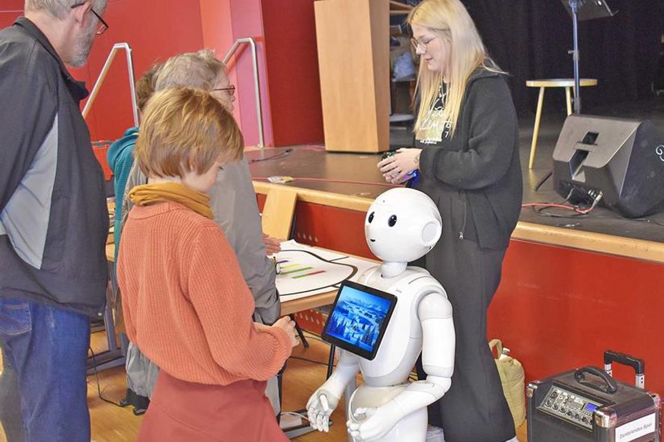 Auch viele Kinder tauchten in die Welt der modernen Technik ein. Hier programmiert eine junge Besucherin einen Roboter.