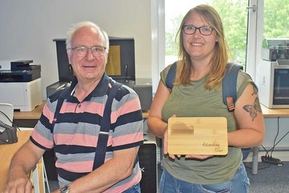 Die Besucherinnen und Besucher konnten im DigiLab Schneidebretter aus Holz gestalten und herstellen. Claus Schuster (SchönWerk) unterstützt die Teilnehmer bei den einzelnen Arbeitsschritten.
