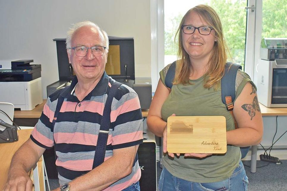 Die Besucherinnen und Besucher konnten im DigiLab Schneidebretter aus Holz gestalten und herstellen. Claus Schuster (SchönWerk) unterstützt die Teilnehmer bei den einzelnen Arbeitsschritten.