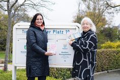 Silke Szymoniak von der TSNT GmbH und Stephanie Scheel von der Gemeindebücherei Timmendorfer Strand (rechts) zeigen die Benutzerausweise, die von der Tourismus-GmbH gesponsert werden.