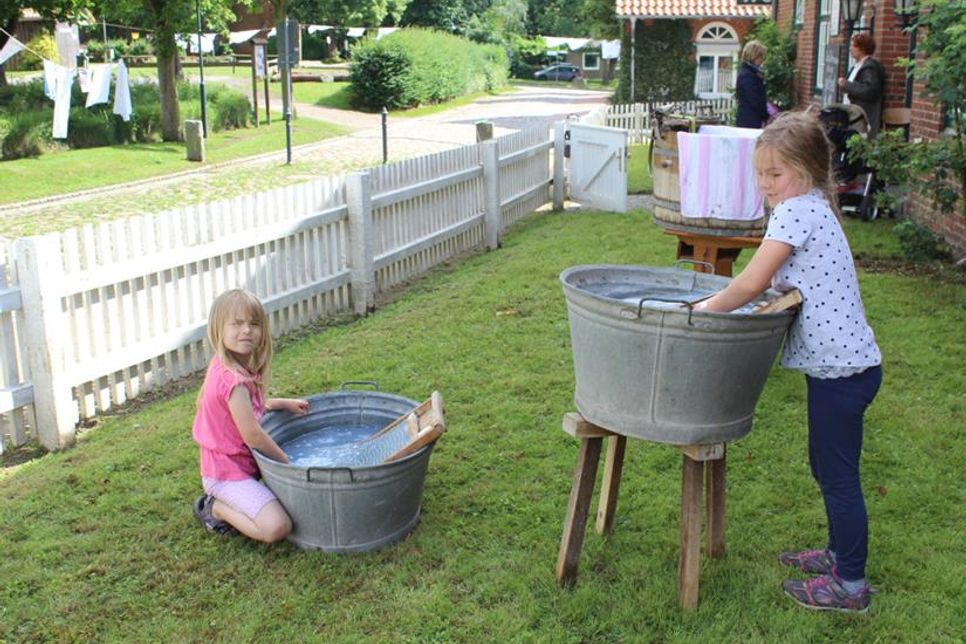 Spielerisch können Klein und Groß beim Aktionstag des Dorf- und Schulmuseums Schönwalde zum Thema Wasser der Arbeit auf den Grund gehen, die mit dem nassen Element in der Vergangenheit verbunden war.