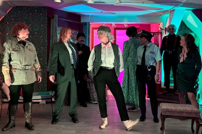 Schräge Typen, skurrile Figuren: Mit einer ungewöhnlichen Inszenierung der schwarzen Komödie ‚Arsen und Spitzenhäubchen‘ stößt das Theater unterm Dach auf großes Publikumsinteresse. Lange vor der Premiere sind alle Vorstellungen ausverkauft.