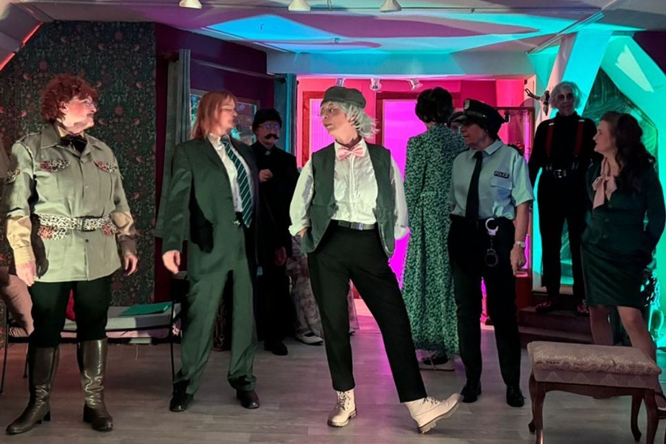 Schräge Typen, skurrile Figuren: Mit einer ungewöhnlichen Inszenierung der schwarzen Komödie ‚Arsen und Spitzenhäubchen‘ stößt das Theater unterm Dach auf großes Publikumsinteresse. Lange vor der Premiere sind alle Vorstellungen ausverkauft.