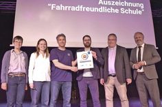 Die Gemeinschaftsschule Probstei erhält die Auszeichnung „Fahrradfreundliche Schule“ in Form einer Plakette. Jan Voss vom ADFC (3.v.r.) überreicht dem Verkehrsbeauftragten der GSP Michael Scherer (3.v.l.) die Plakette. Weiter auf dem Bild (v.l.): Meike Roggenkamp (ADFC), Greta Oschmann (Klimamanagerin GSP), Lutz Schlünsen (Schulverbandsvorsteher), Peter Kokocincski (Bürgermeister).