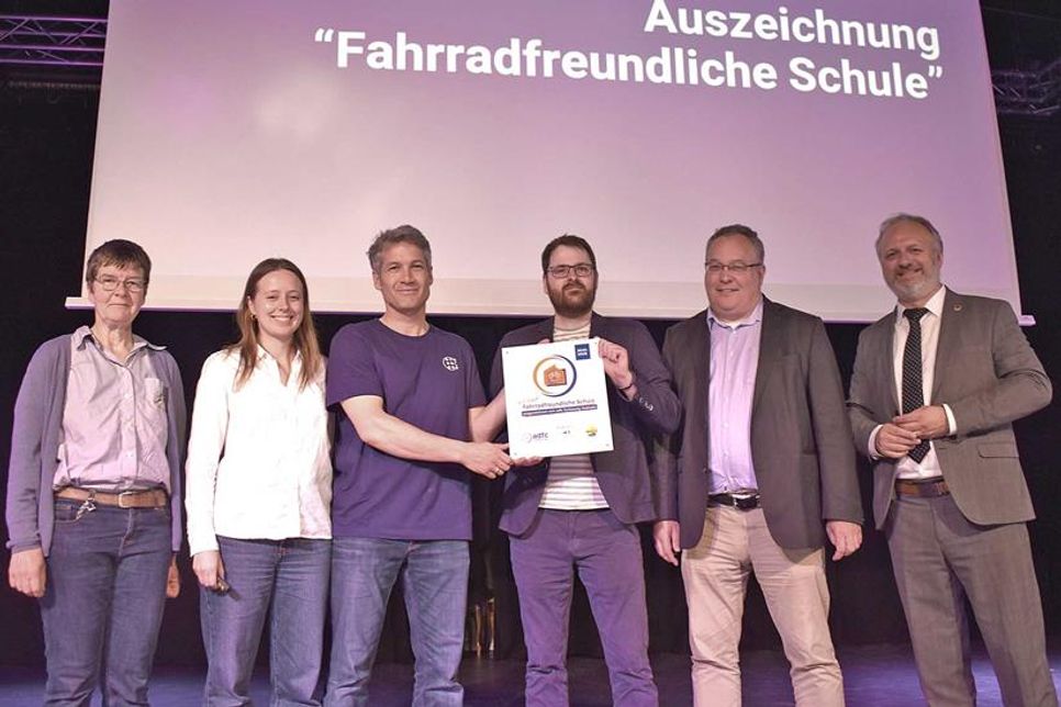 Die Gemeinschaftsschule Probstei erhält die Auszeichnung „Fahrradfreundliche Schule“ in Form einer Plakette. Jan Voss vom ADFC (3.v.r.) überreicht dem Verkehrsbeauftragten der GSP Michael Scherer (3.v.l.) die Plakette. Weiter auf dem Bild (v.l.): Meike Roggenkamp (ADFC), Greta Oschmann (Klimamanagerin GSP), Lutz Schlünsen (Schulverbandsvorsteher), Peter Kokocincski (Bürgermeister).