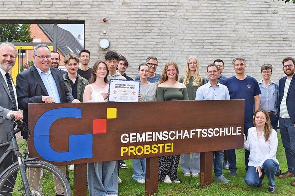 Alle Gewinner der Einzelwettbewerbe erhielten Gutscheine. Für ein gemeinsames Foto versammelten sie sich vor der Schule.
