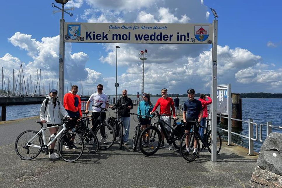 Eine Gruppe von Teilnehmern stellte sich in Laboe einem Foto, bevor die Fahrt weiterging, um die nächsten Kilometer zu sammeln.