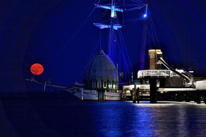 Was für ein Motiv! Die Tolkien an der Grömitzer Seebrücke vor dem spektakulären Blutmond, fotografiert von Klaus Erlwein.