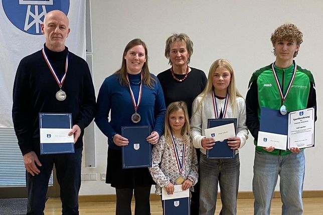 Sportlerehrung: (vorne v. l.) Nils Petersen (SV Mönkeberg, Judo), Inka-Friederike Meyer, Emma Schacht und Maja Schacht (Heikendorfer SV, Kunstrad), Emil Sperber (SV Mönkeberg, Bogenschütze), Hinten: Bürgermeisterin Hilla Mersmann.
